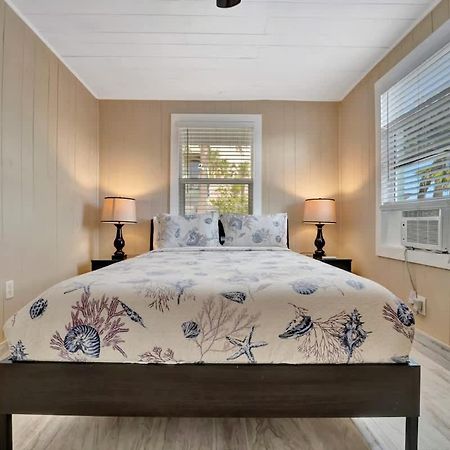 Stones Throw Beachside Bungalow #1 On The Beach Clearwater Beach Exterior photo