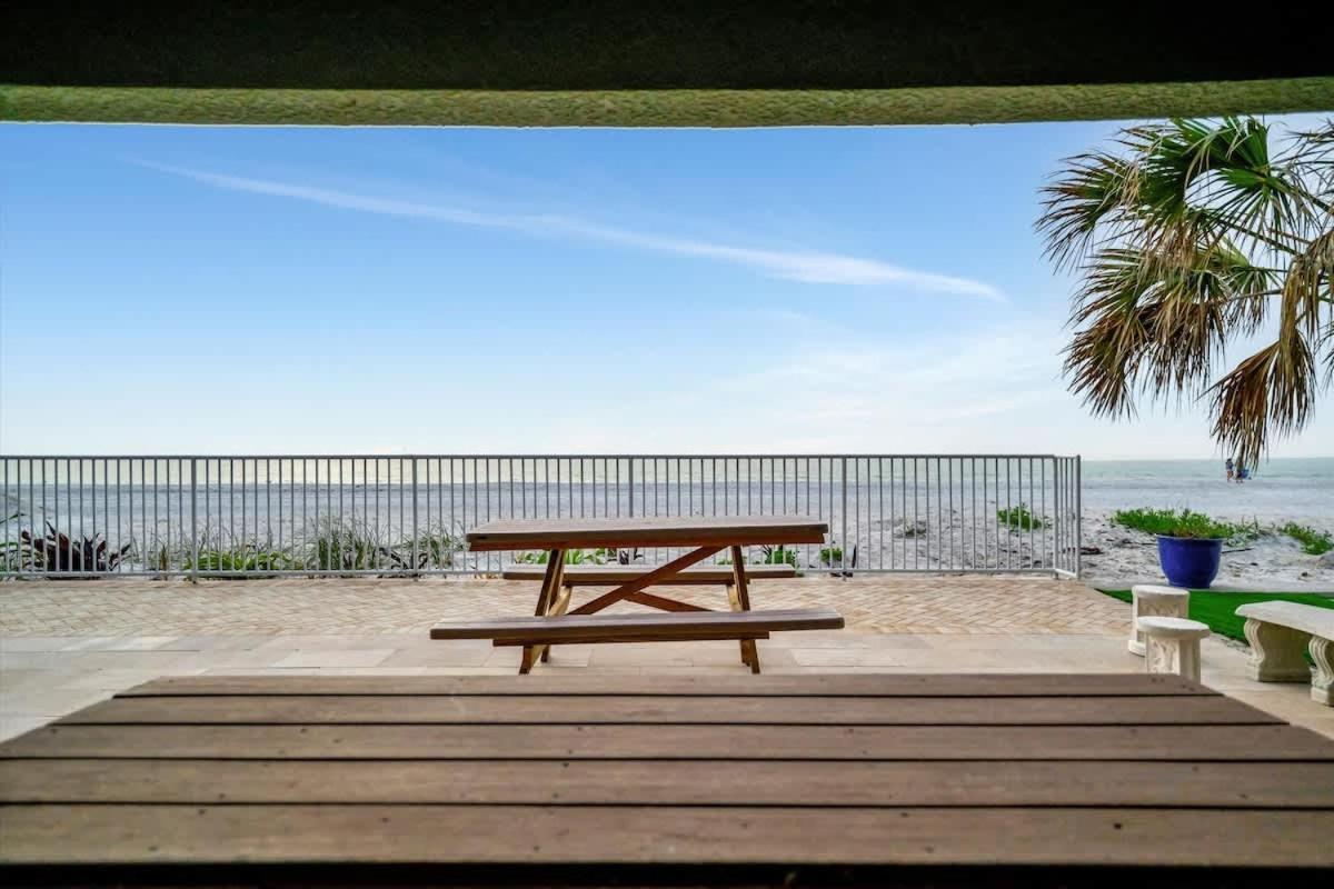 Stones Throw Beachside Bungalow #1 On The Beach Clearwater Beach Exterior photo