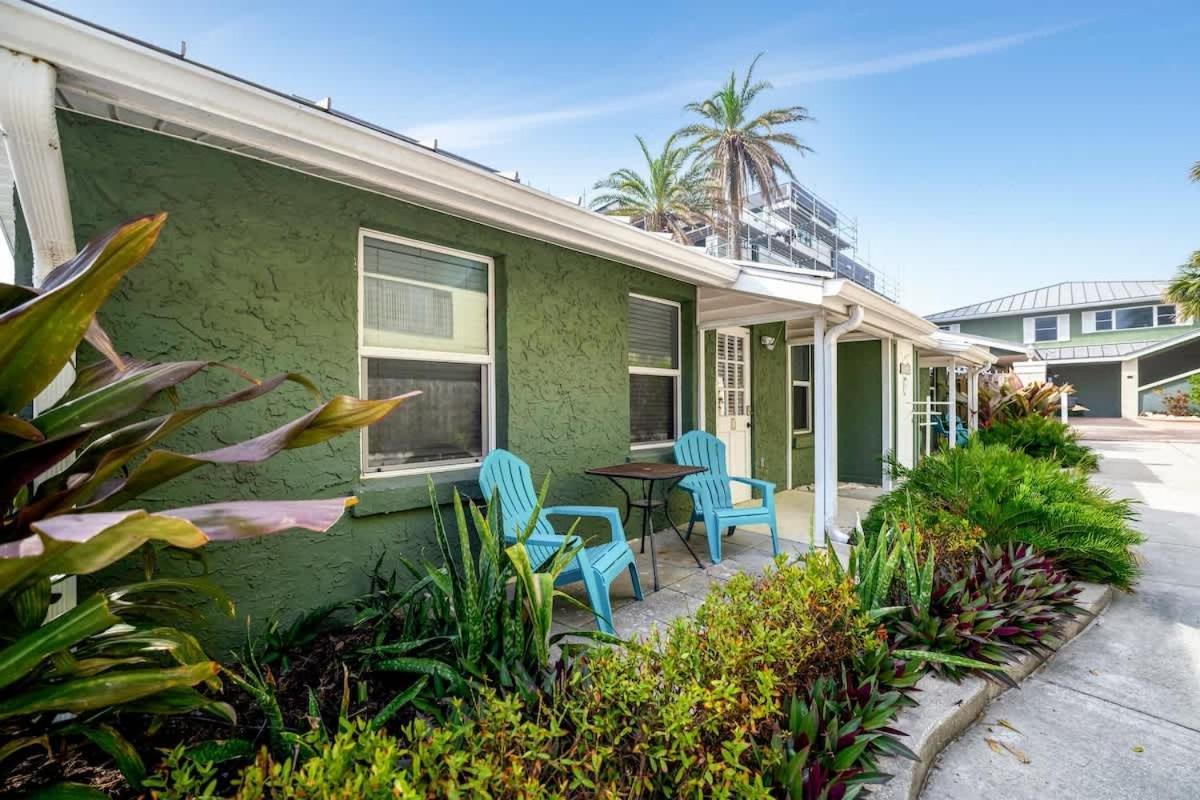 Stones Throw Beachside Bungalow #1 On The Beach Clearwater Beach Exterior photo