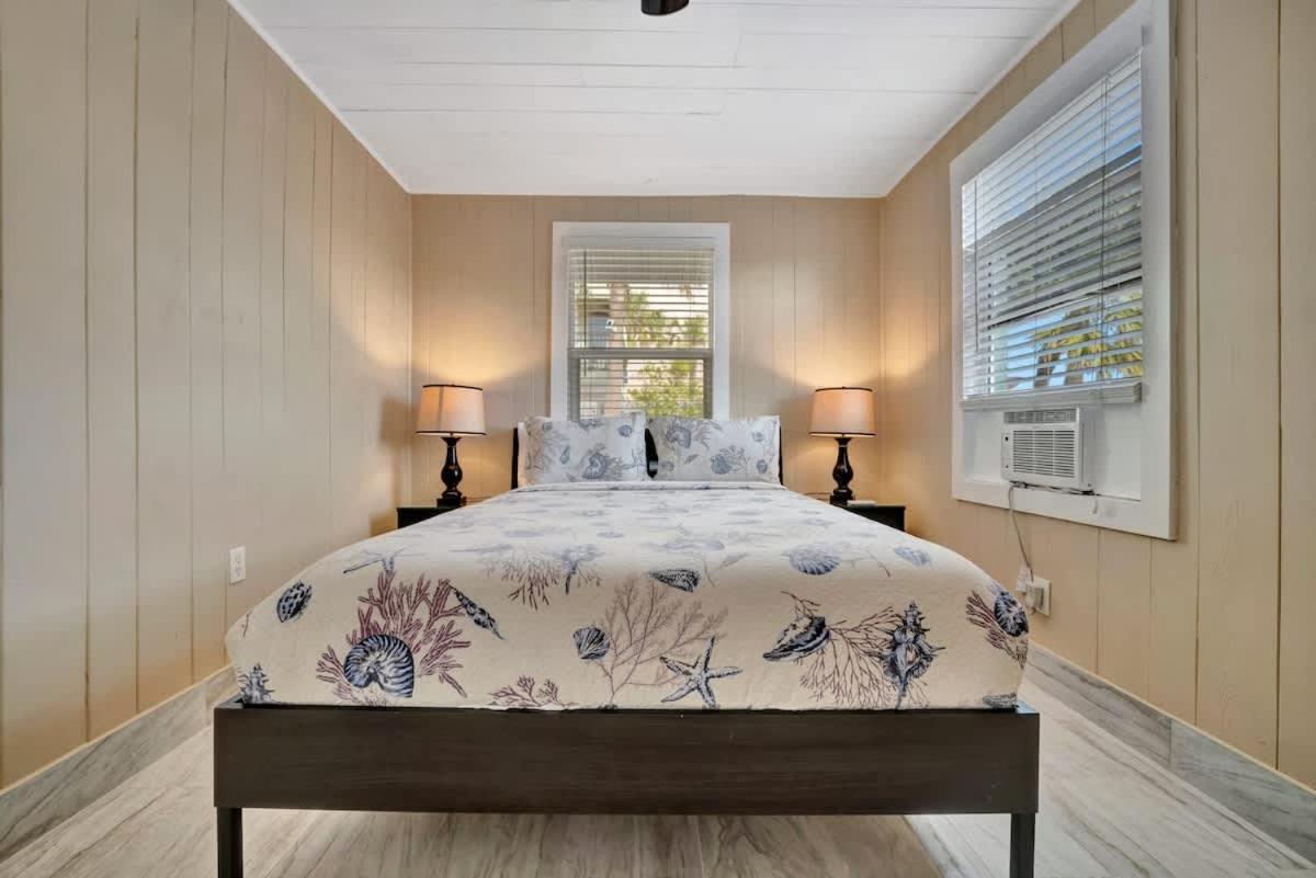 Stones Throw Beachside Bungalow #1 On The Beach Clearwater Beach Exterior photo