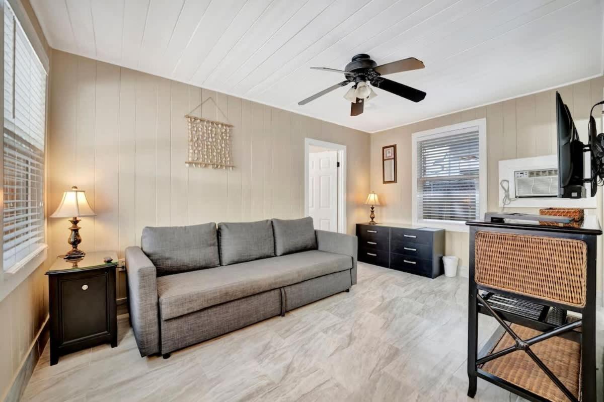 Stones Throw Beachside Bungalow #1 On The Beach Clearwater Beach Exterior photo